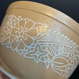 70’s Vintage Pyrex Woodland 402 Medium Glass Mixing Bowl Beige White Floral 1.5L